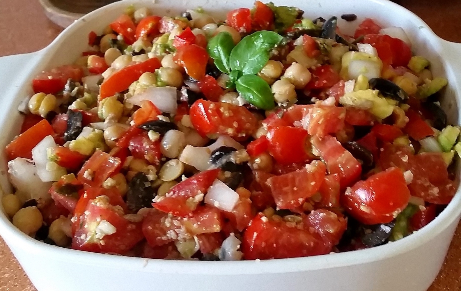 Ensalada de garbanzos con salsa aromática de mostaza, limón y sésamo